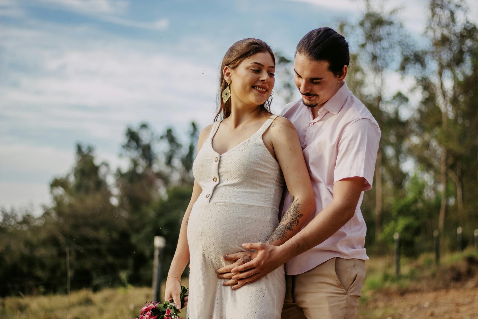 Pregnant couple outdoors